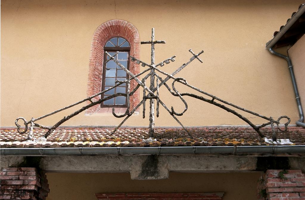 décor d'architecture (ronde-bosse) : I.H.S. et croix encadrés des clés de saint Pierre et des épées de saint Paul