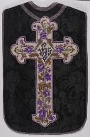 Chasuble noire avec étole, manipule et voile de calice