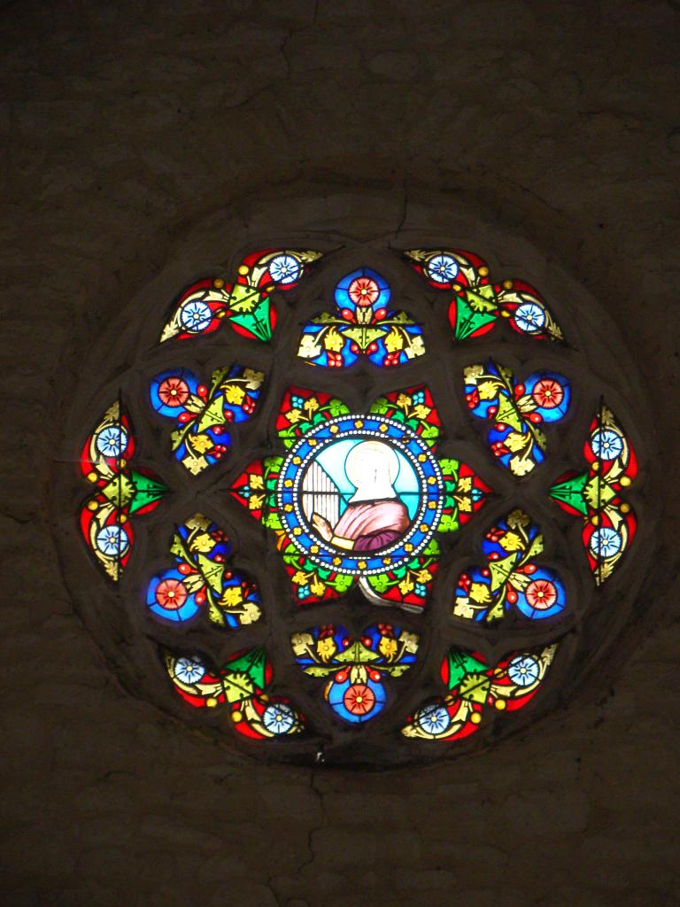 ensemble de 3 verrières historiées (baie 0, 11 et 12) : La Vierge à l'Enfant et les soldats dans les tranchées, Le Baptême du Christ, Le Martyre de sainte Catherine et de 11 verrières hagiographiques (baies 1 à 10 et baie 13) : Saint Privat, Saint Louis, Saint Joseph et l'Enfant Jésus, Sainte Anne et la Vierge, Sainte Agathe, Sainte Philomène, Notre Dame des Victoires et le Christ du sacré Coeur, l'Immaculée Conception, Saint Léon, Saint Paul