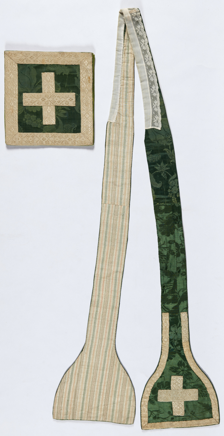 Chasuble verte avec étole, voile de calice et bourse de corporal