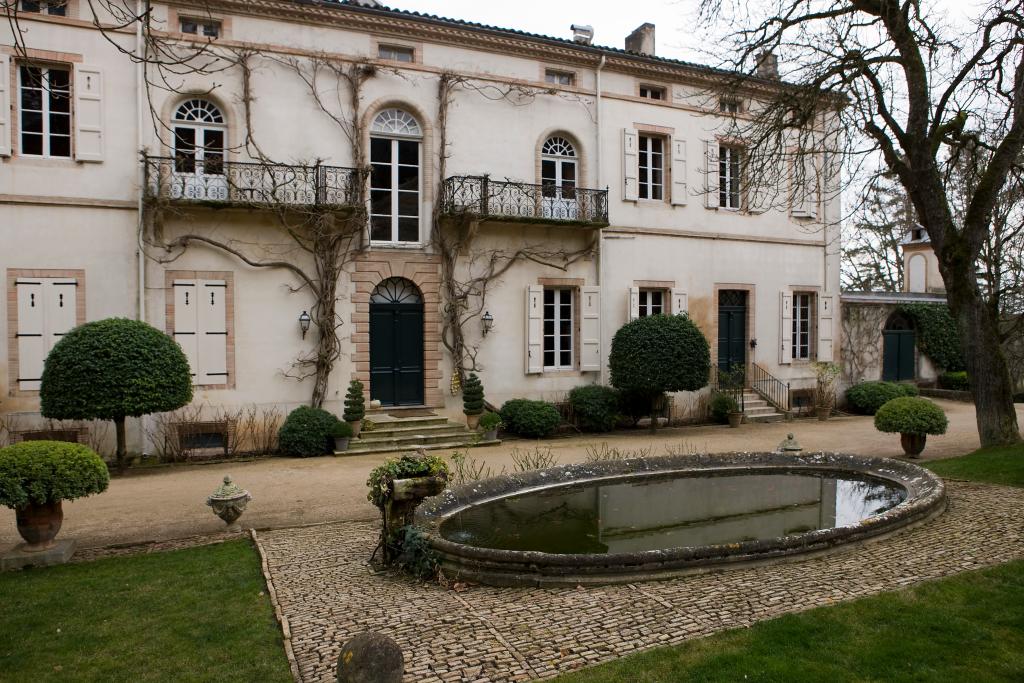 château viticole dit château Gineste ou château de Saurs