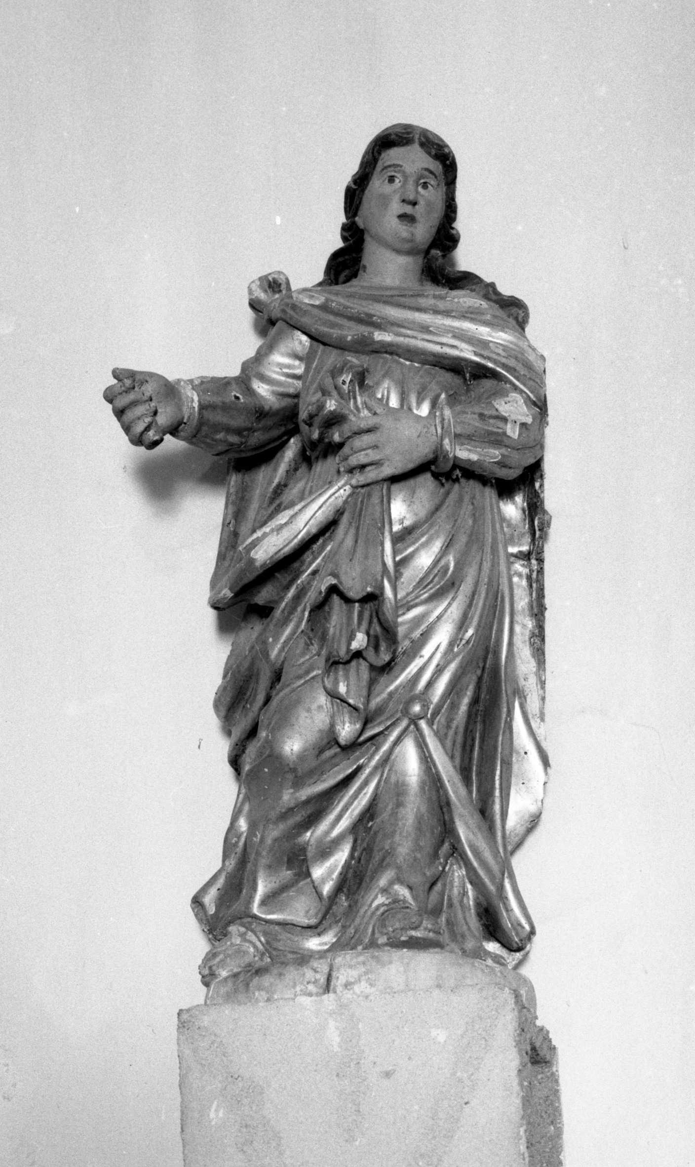 trois statues : sainte Marthe, sainte Thérèse, sainte Catherine
