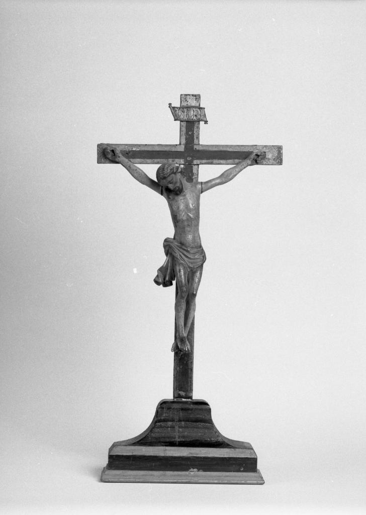 ensemble de 4 croix d'autel : Christ en croix