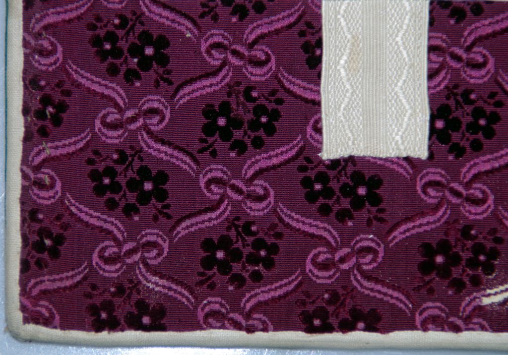 sommaire des textiles de l'église de Vers-Pont-du-Gard