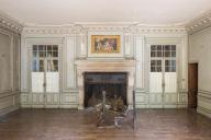 décors d'architecture du grand salon : plafond, lambris de hauteur, tableaux (3), cheminée, miroirs de trumeaux (2)