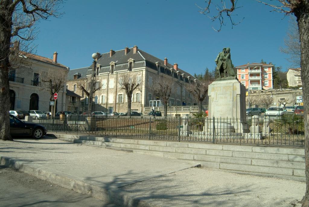 ensemble du monument aux morts des combattants de l'arrondissement de Villefranche-de-Rouergue pour la guerre de 1914-1918