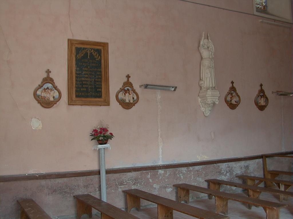 tableau commémoratif de la guerre de 1914-1918 et statue de Jeanne d'Arc (petite nature) sur une console