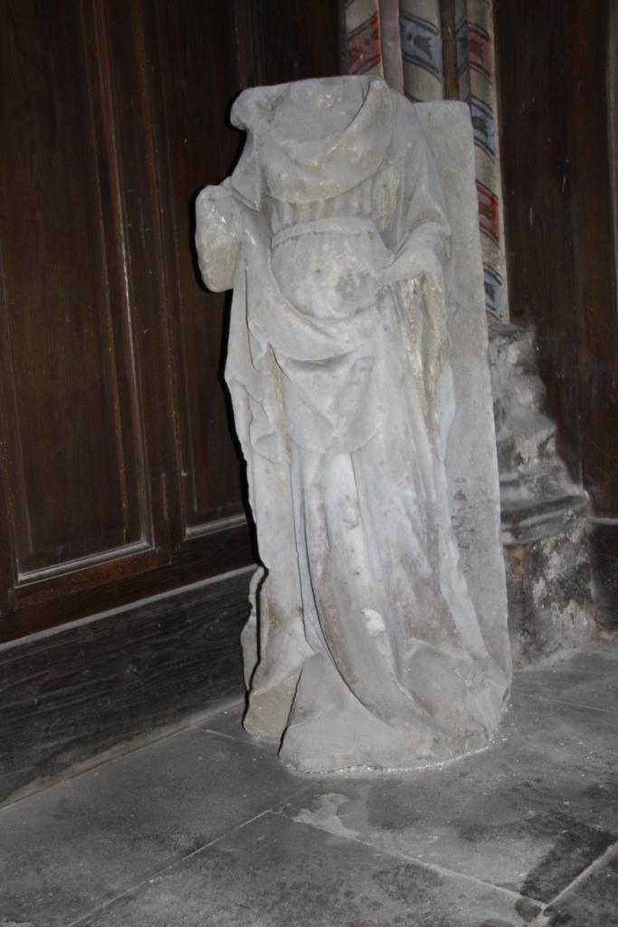 statue d'une sainte non identifiée