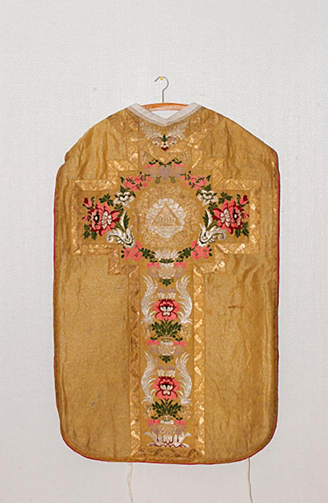 chasuble (ornement jaune) : Décor de roses