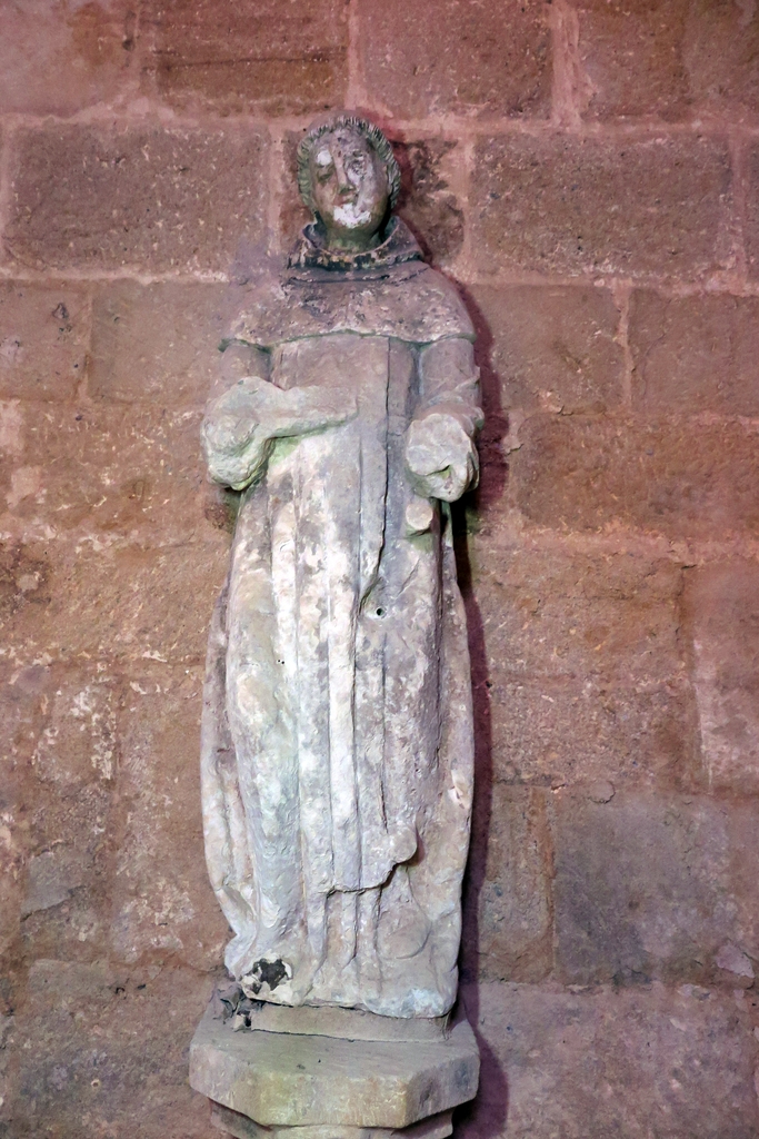 Statue de moine sur une colonne : saint Bernard ?