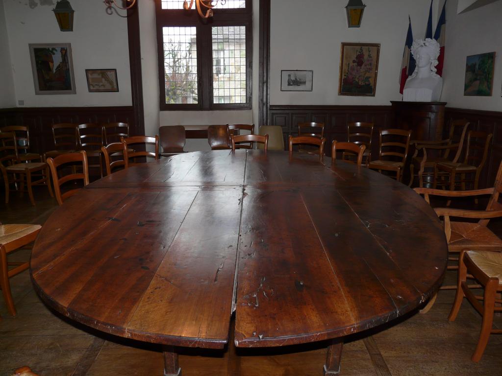 table du conseil municipal