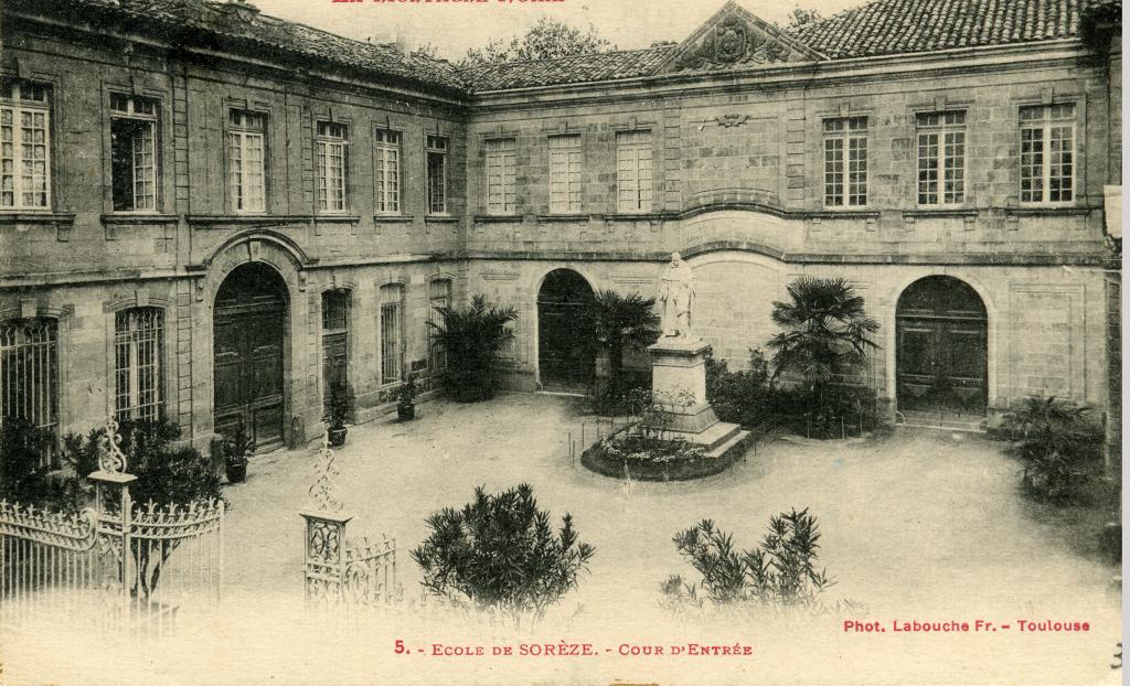 abbaye de bénédictins affiliée à la congrégation de Saint-Maur , école