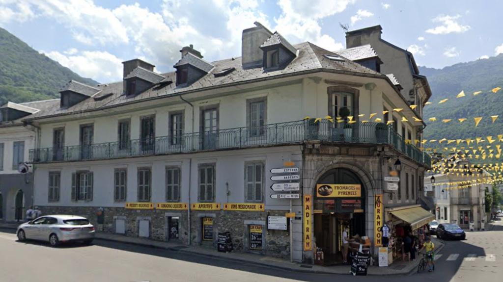 Hôtel des Pyrénées (ancien), actuellement commerce et logements