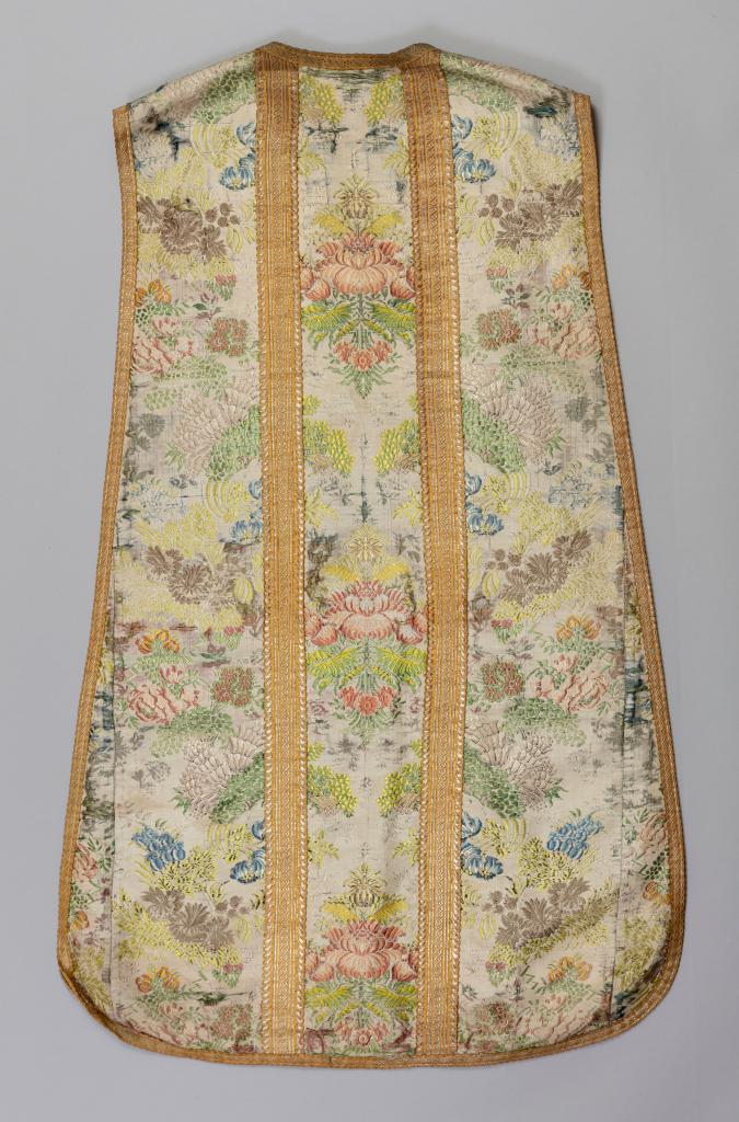 chasuble blanche de coupe espagnole