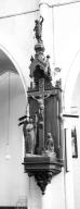groupe sculpté : Christ en croix avec sainte Madeleine et un ange