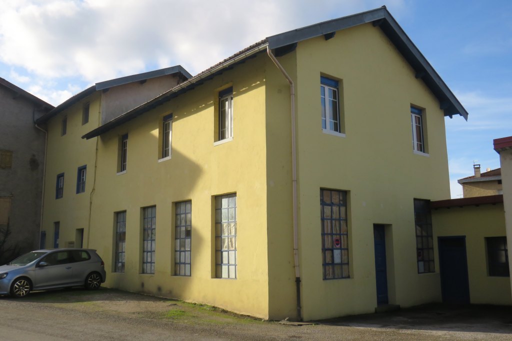 scierie Courrent ; fabrique de peigne en corne Roudière et Ramel, puis Cubilié et Saurel, actuellement logements
