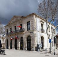 Mairie, halle,  (marché couvert), école