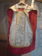 ornement blanc : chasuble, étole de clerc, manipule, bourse de corporal