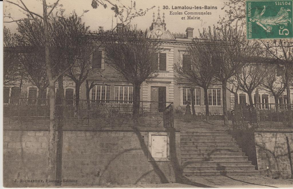 groupe scolaire et mairie, puis groupe scolaire