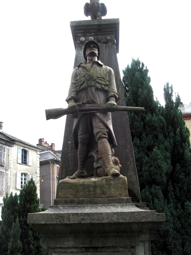 statue de Poilu (figure colossale) et d'un coq