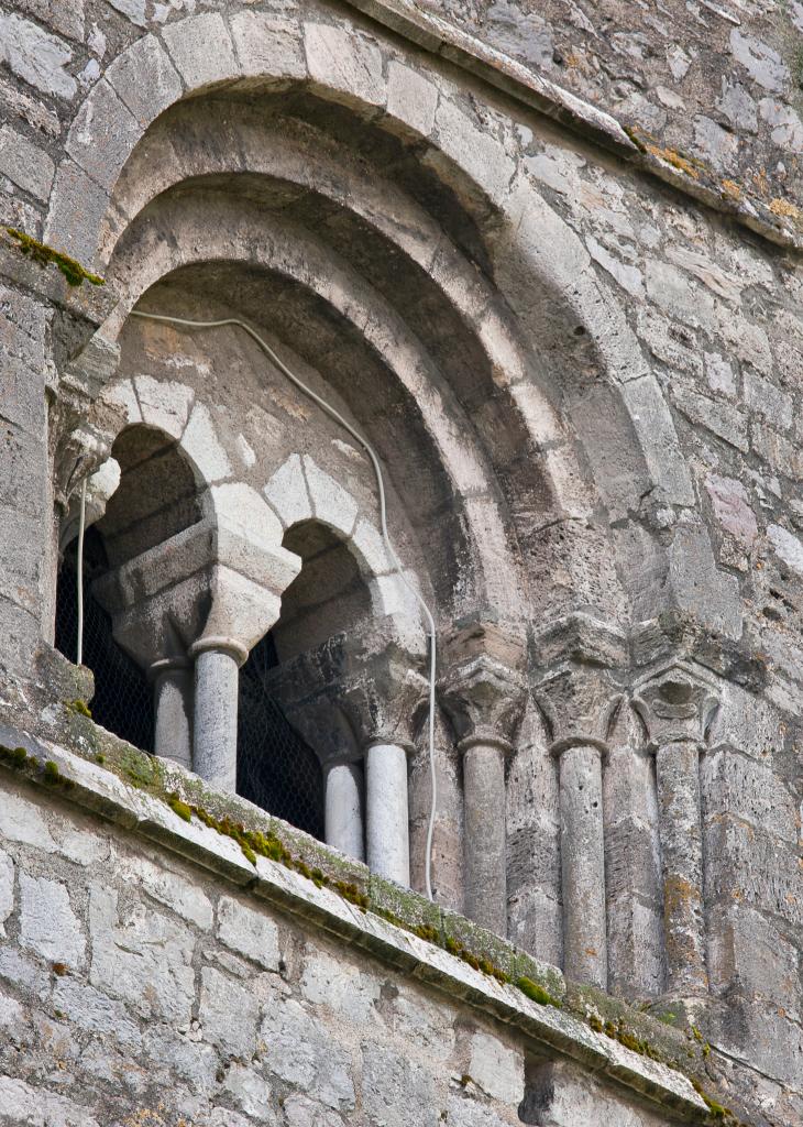 prieuré de bénédictins, église paroissiale Saint-Pierre, Saint-Ebons