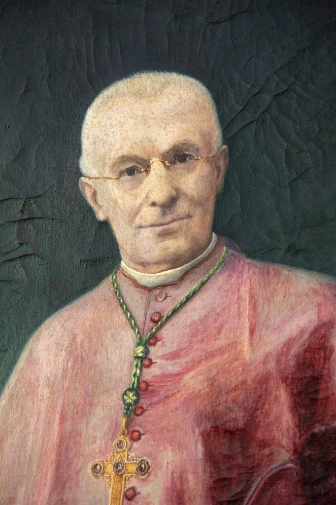 chape, mitre et étole du jubilé de Mgr Moussaron