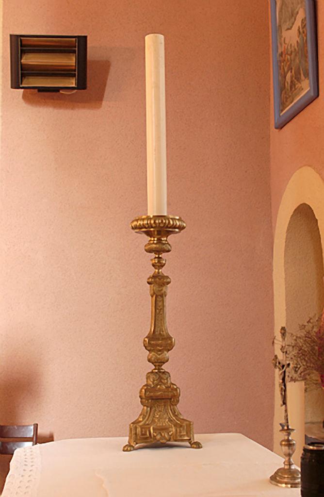 ensemble de la garniture d'autel, de style néo-classique : croix d'autel : Christ en croix et 6 chandeliers d'autel