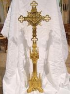 ensemble de la garniture d'autel, de style néo-gothique : 8 chandeliers d'autel et croix d'autel (Christ en croix)