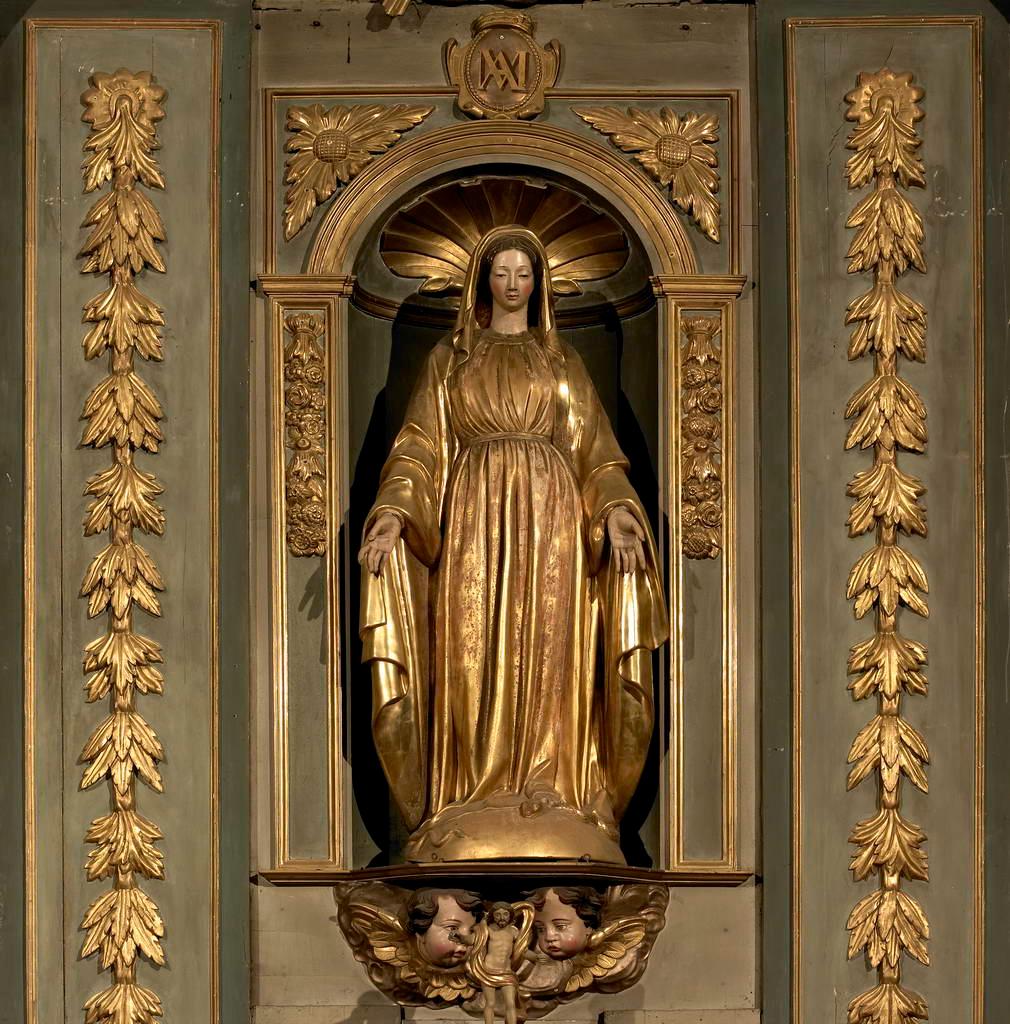 ensemble du maître-autel, formant retable architecturé à niches : autel, 2 gradins d'autel, tabernacle, exposition, 3 statues : Vierge, Immaculée Conception, archange Gabriel