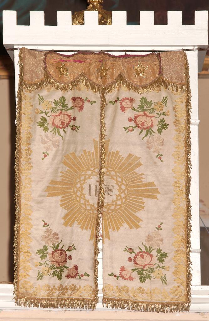conopée du tabernacle du maître-autel : I.H.S. dans une nuée rayonnante et décors de bouquets de roses