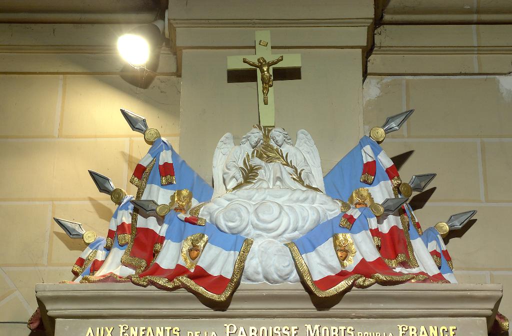 ensemble du monument aux morts de la guerre de 1914-1918 et de la guerre de 1939-1945 : autel secondaire de style néo-roman, statue (grandeur nature) du Poilu mourant, et plaque commémorative.