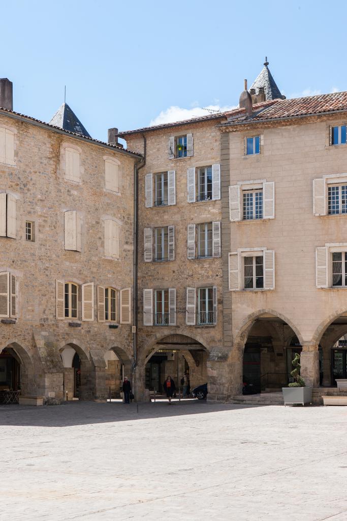 ensemble formé par la place Notre-Dame