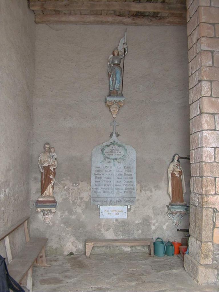 plaques commémoratives des morts de la guerre de 1914-1918 et de la guerre de 1939-1945 et trois statues (petites natures) de Jeanne d'Arc, saint Joseph et sainte Thérèse de l'Enfant Jésus sur des consoles