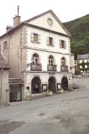 mairie, marché couvert (halle) et école