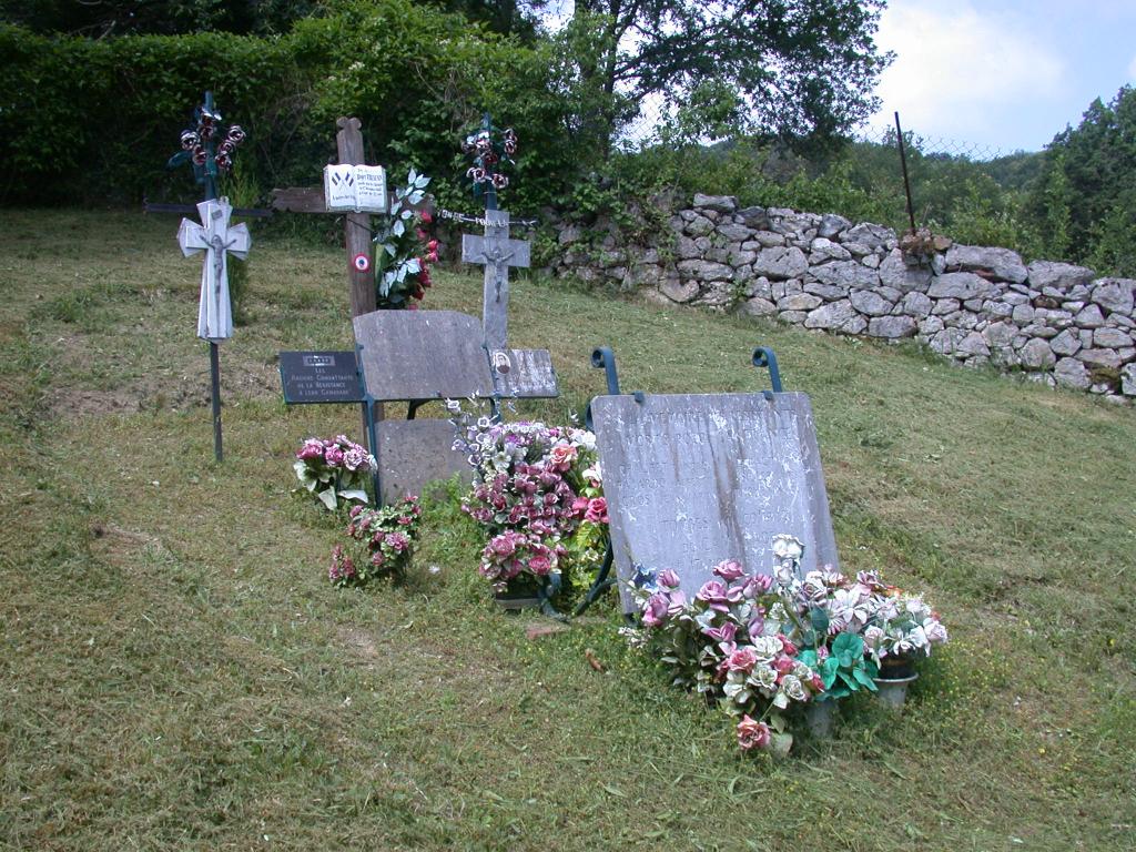 ensemble commémoratif de la guerre 1939-1945 composé d'une tombe commune, de six plaques commémoratives et de trois croix