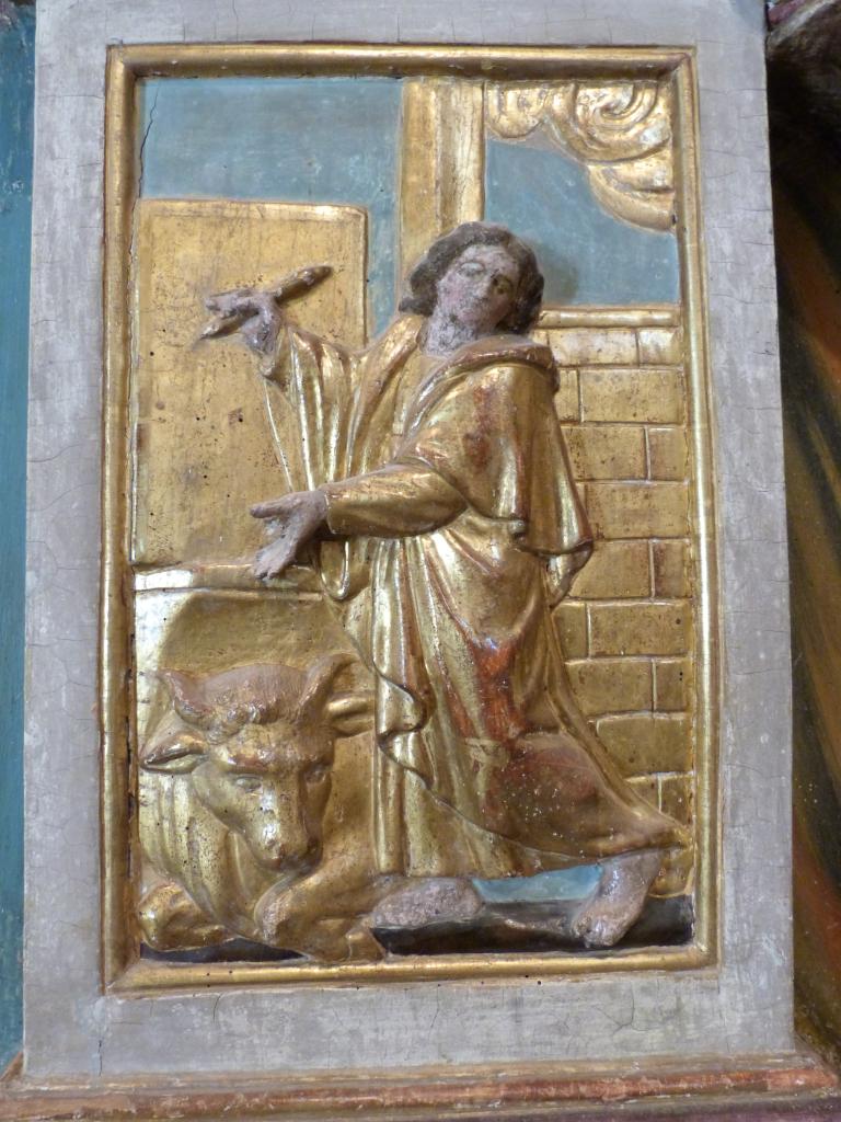 ensemble du retable du maître-autel : autel tombeau, 2 gradins d'autel, tabernacle-exposition architecturé de forme pyramidale, 3 hauts-reliefs : La Crucifixion, 2 statues : Saint Roch et Saint Antoine