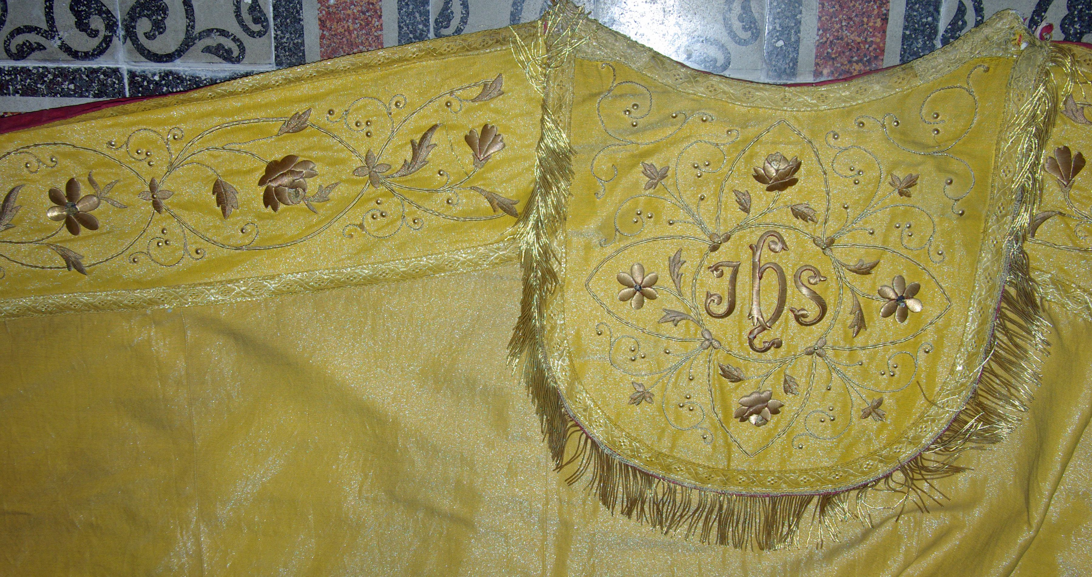 Sommaire des textiles de l'église Saint-Blaise d'Arre
