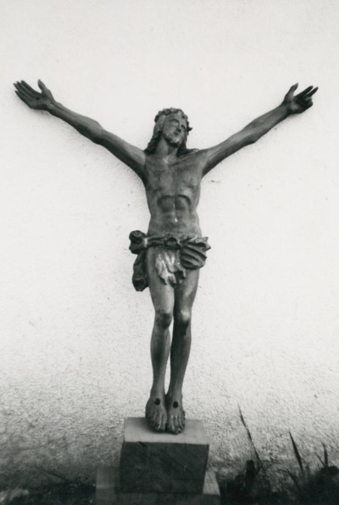 statue : Christ en croix