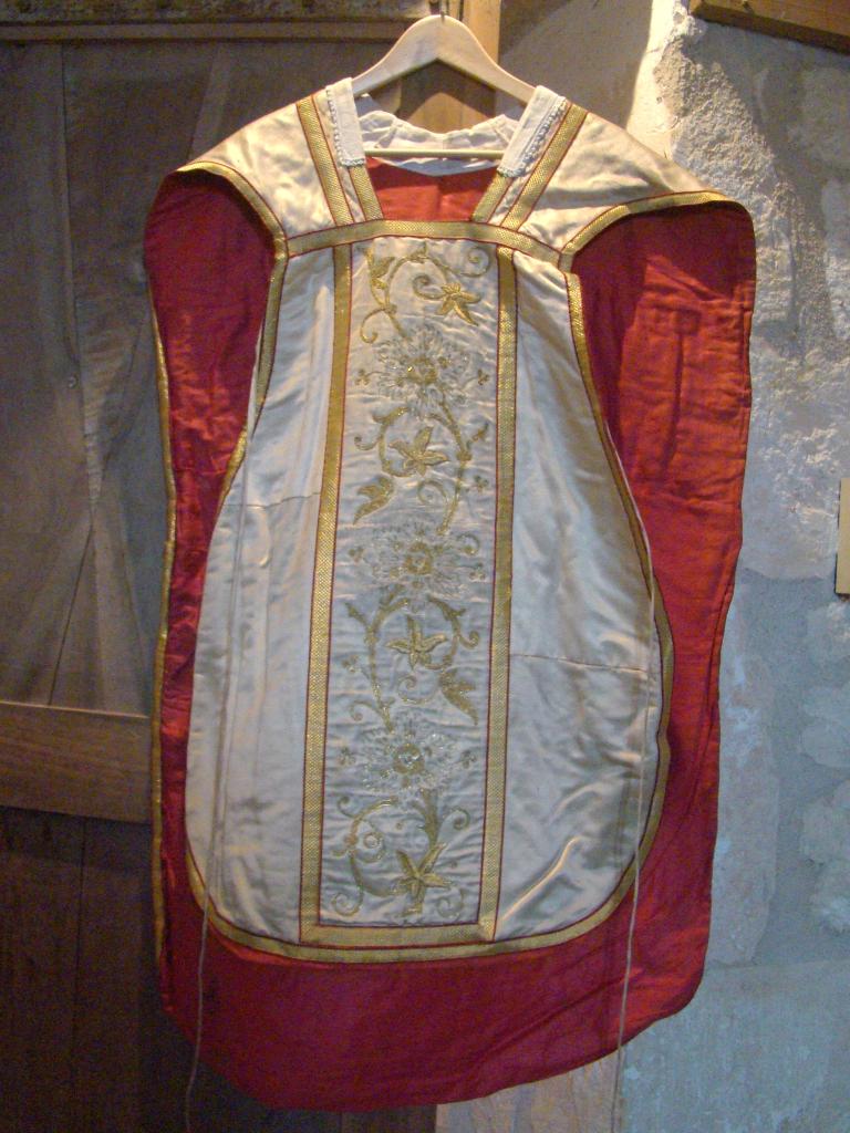 ornement blanc : chasuble, étole de clerc, manipule, bourse de corporal