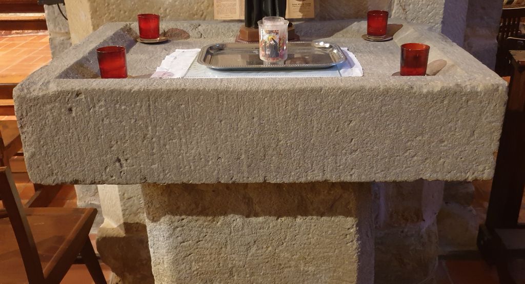 tables d'autel et élément lapidaire (chapiteau ?)