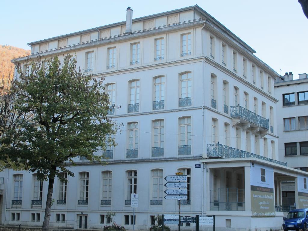 hôtel Sarthe Sarrivatet puis chez Berthe puis Familiy Hôtel puis Royal Hôtel, actuellement immeuble à logement