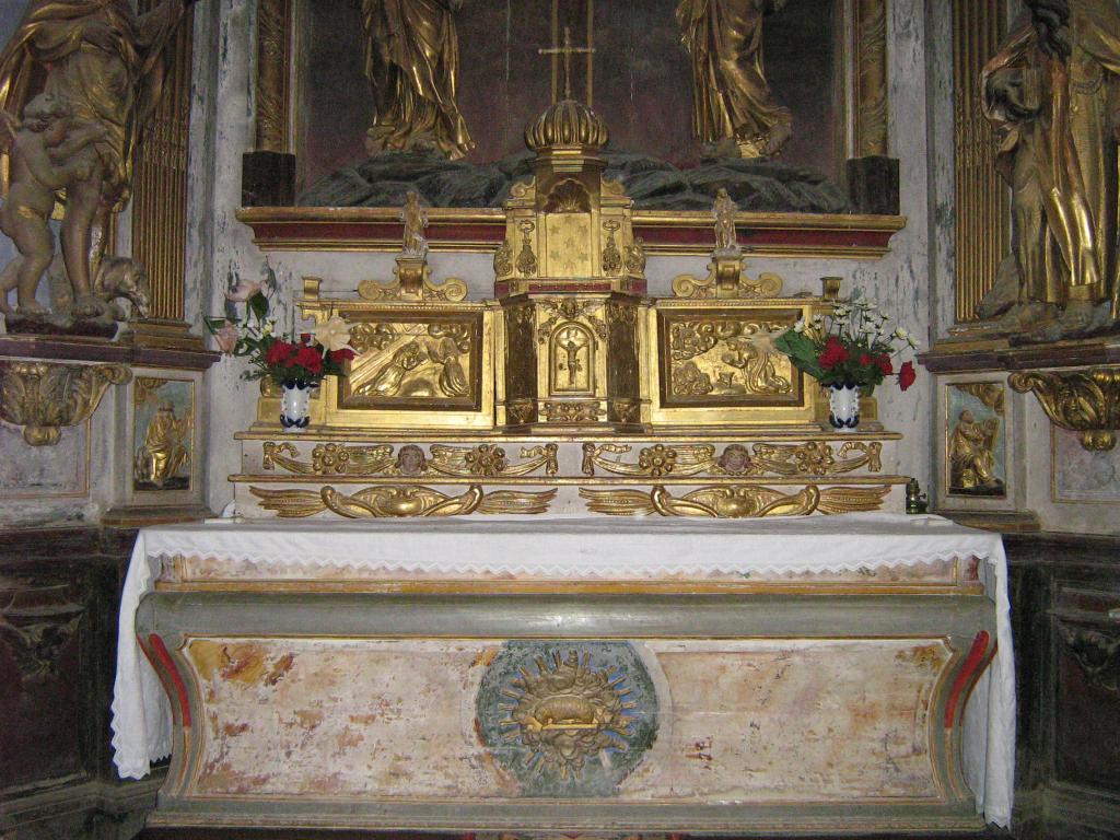 ensemble du retable du maître-autel : autel tombeau, 2 gradins d'autel, tabernacle-exposition architecturé de forme pyramidale, 3 hauts-reliefs : La Crucifixion, 2 statues : Saint Roch et Saint Antoine