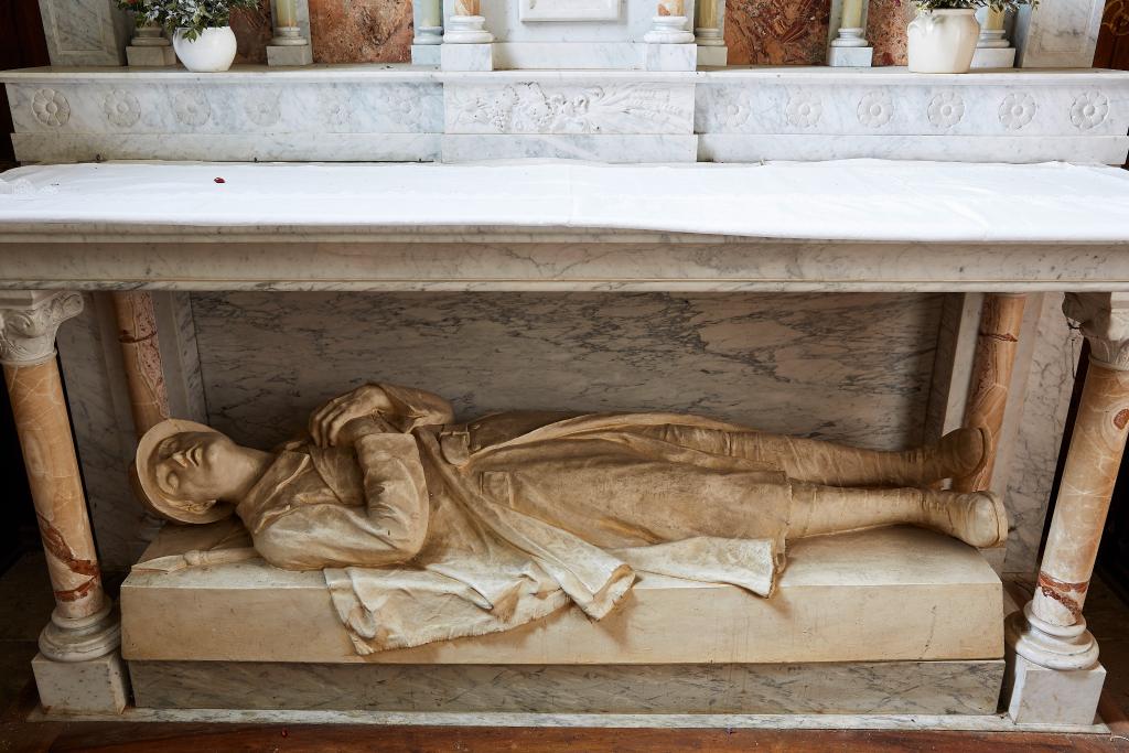 ensemble du mobilier et du décor de la chapelle dédiée aux morts de la guerre 1914-1918 : lambris de demi-revêtement, autel secondaire, tabernacle architecturé à ailes, statue (petite nature) de Jeanne d'Arc