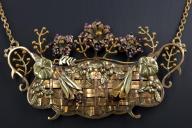 Pendentif en forme de corbeille de fleurs