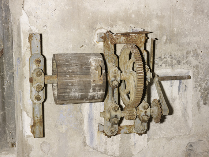 usine textile (usine de drap) Rouaud et Vinas, puis Teisserenc-Visseq, puis Teisserenc-Harlachol, puis usine de bonneterie (usine de bas) Pluto SA, puis DimTex, puis Les Moulinages du Lodévois, actuellement centrale hydroelectrique