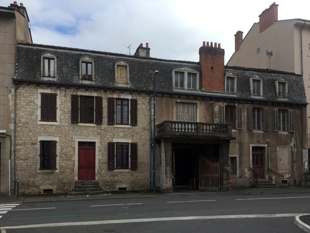 ensemble de deux maisons et ancienne entreprise de bâtiment