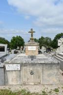 croix de cimetière et tombeau du curé René Lafabrègue