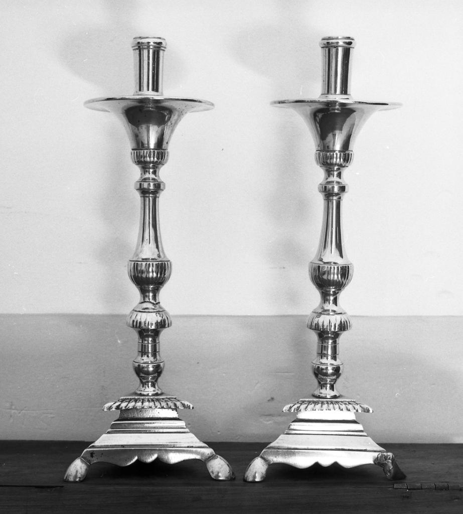 deux chandeliers d'autel