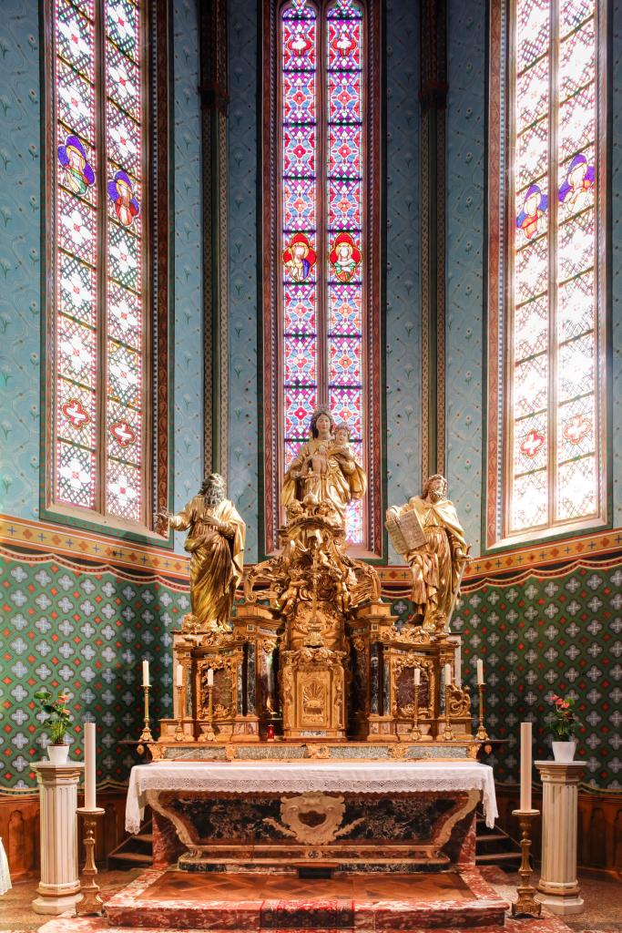 maître-autel avec trois statues : Vierge à l'Enfant, saint Pierre et saint Paul