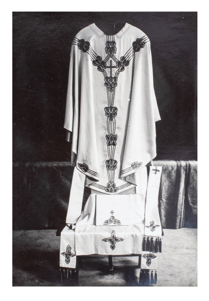 chasuble blanche (découpée) avec étole et bourse de corporal